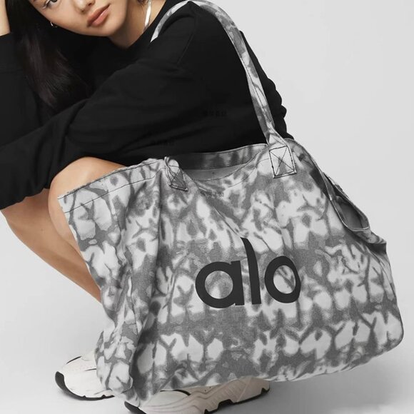 ALO Yoga Grey Tie-Dye Iconic Shopper Tote Gym Bag - Picture 2 of 4